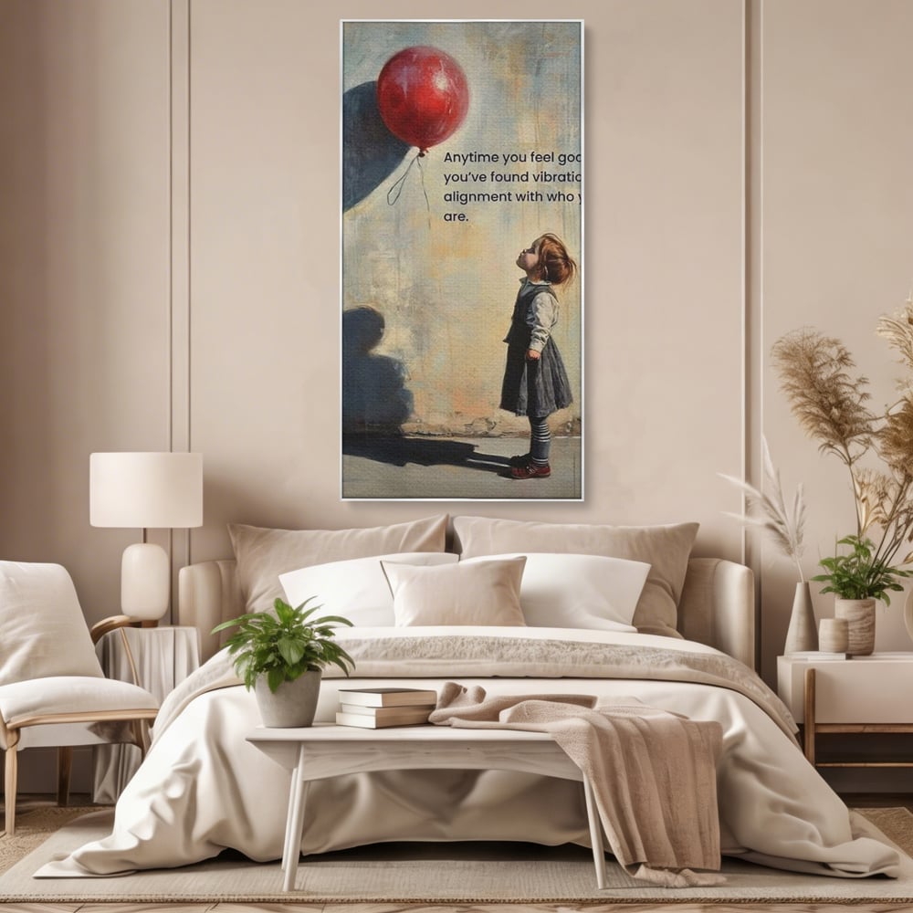 Tablou canvas cu tablou canvas cu fetita si balon rosu, in rama de aluminiu argintiu, pe perete intr-un dormitor